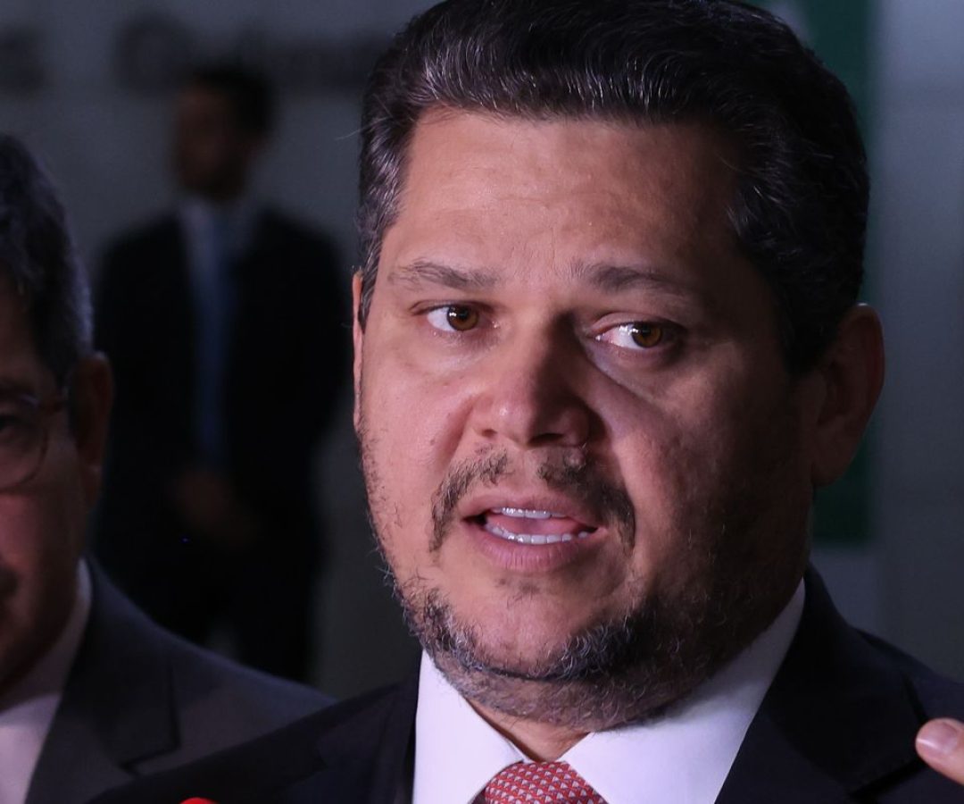 Alcolumbre envia PEC do fim da escala 6x1 para CCJ do Senado