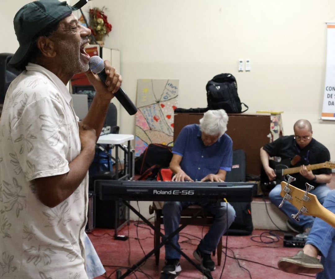 Com 25 anos, grupo musical de pacientes psiquiátricos lança novo álbum