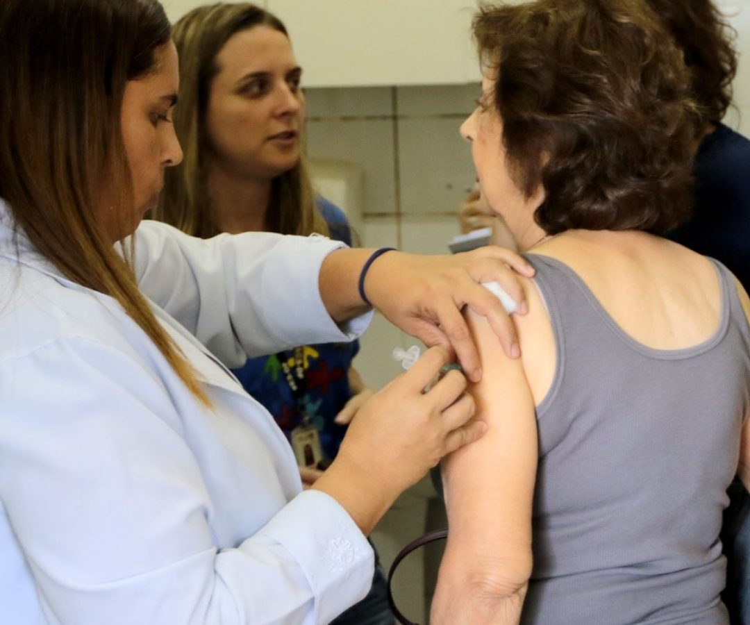 SUS amplia cobertura de vacina Pneumo 20 para maiores de 85 anos