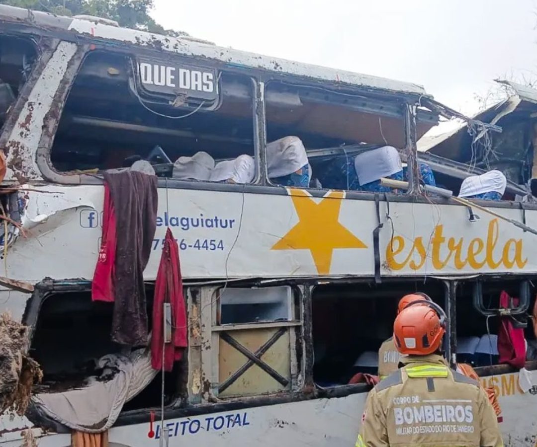 Nove pessoas morrem em tombamento de ônibus em Petrópolis