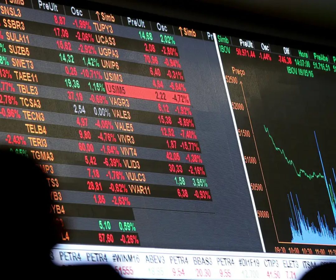 Dólar cai a R$ 5, e bolsa sobe quase 8% após primeiro turno