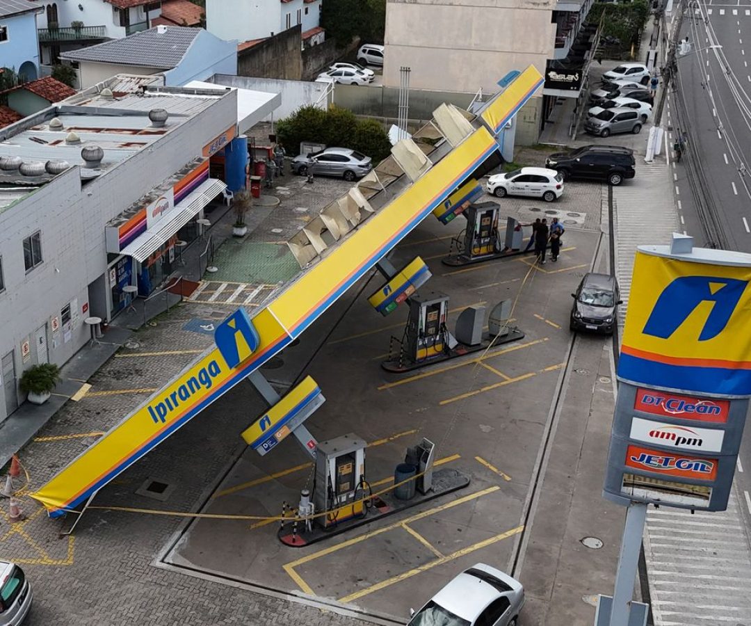 Polícia investiga morte de três eletrocutados após ventania no Rio