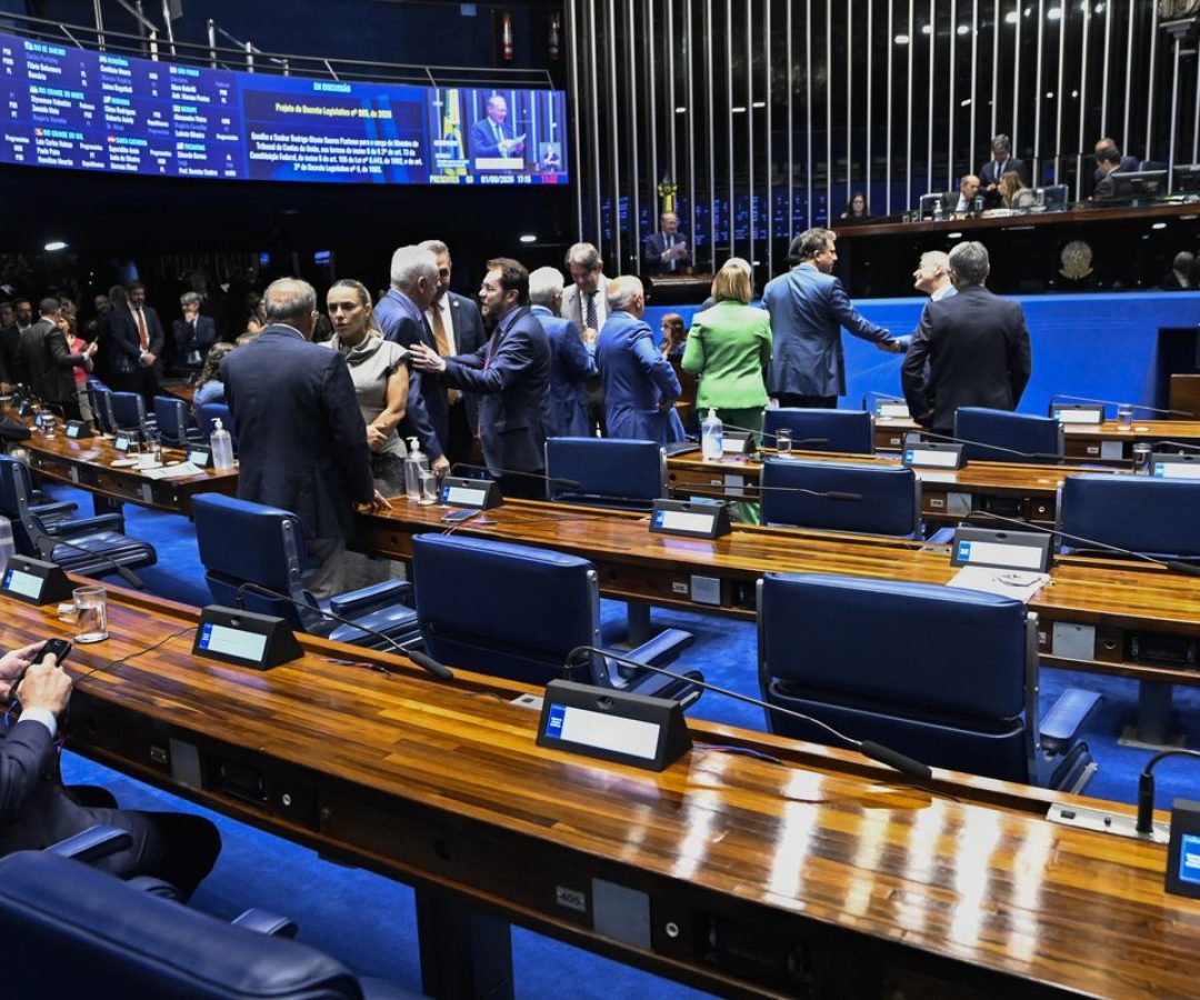 Aziz articula rito especial para levar PEC da escala 6x1 ao plenário
