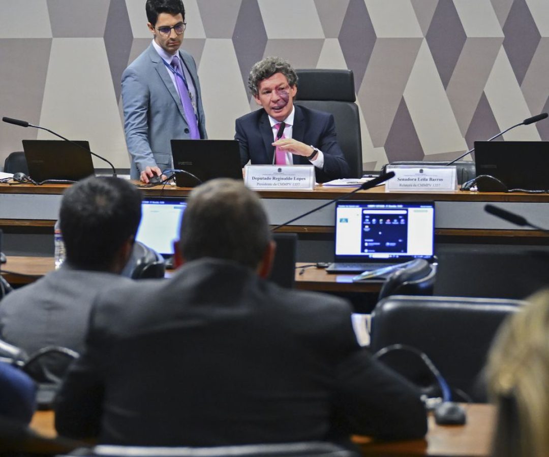 Ajustes no texto adiam votação da MP da "taxa das blusinhas"