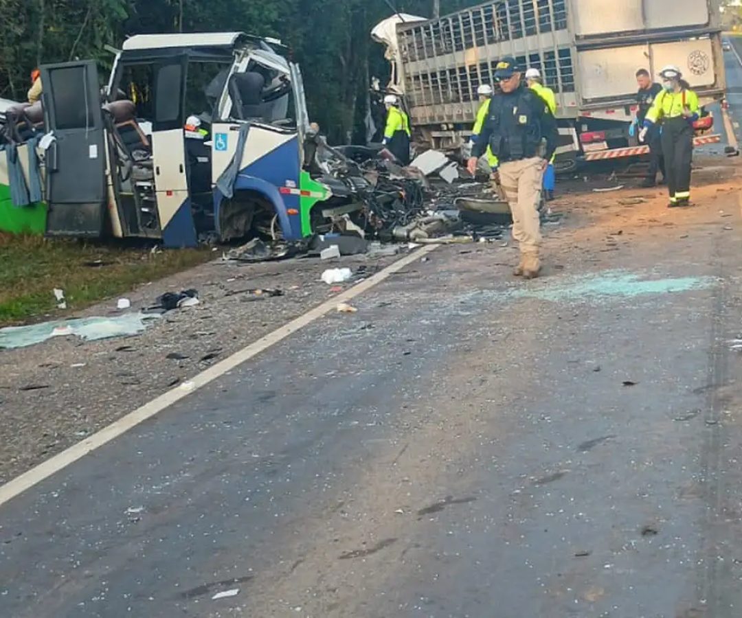 Corpos das vítimas de acidente no Paraná são retirados da pista