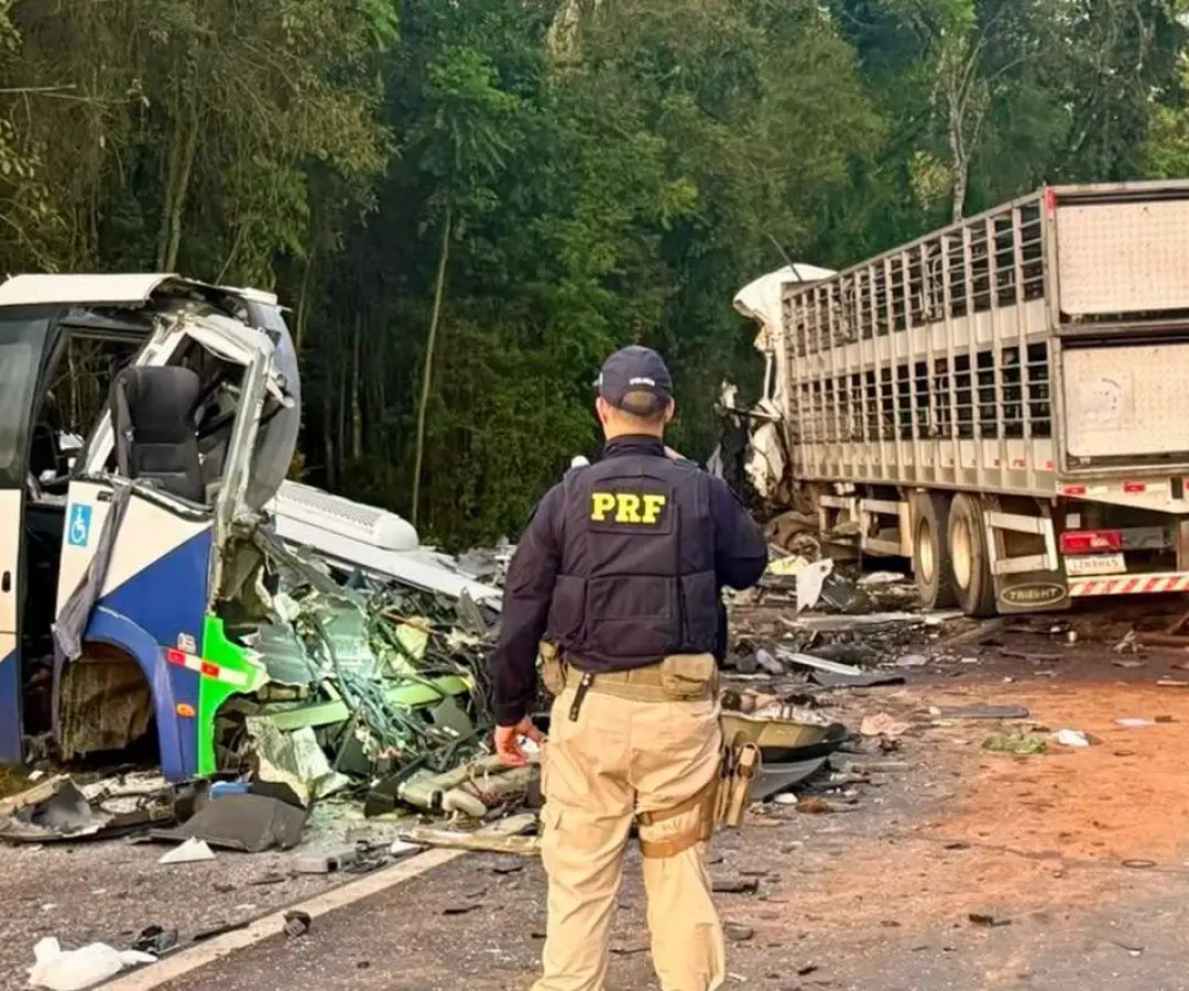 Corpos de vítimas de acidente no Paraná são retirados da pista