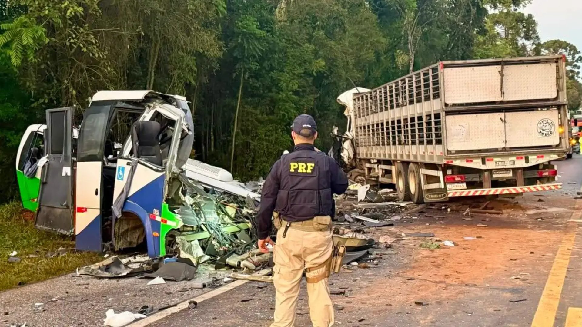 Corpos de vítimas de acidente no Paraná são retirados da pista