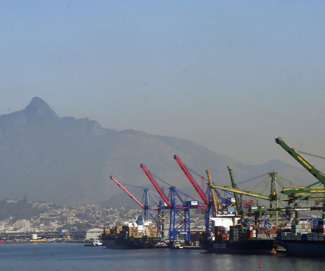 Previsão de superávit comercial de 2026 cai para US$ 84,4 bilhões