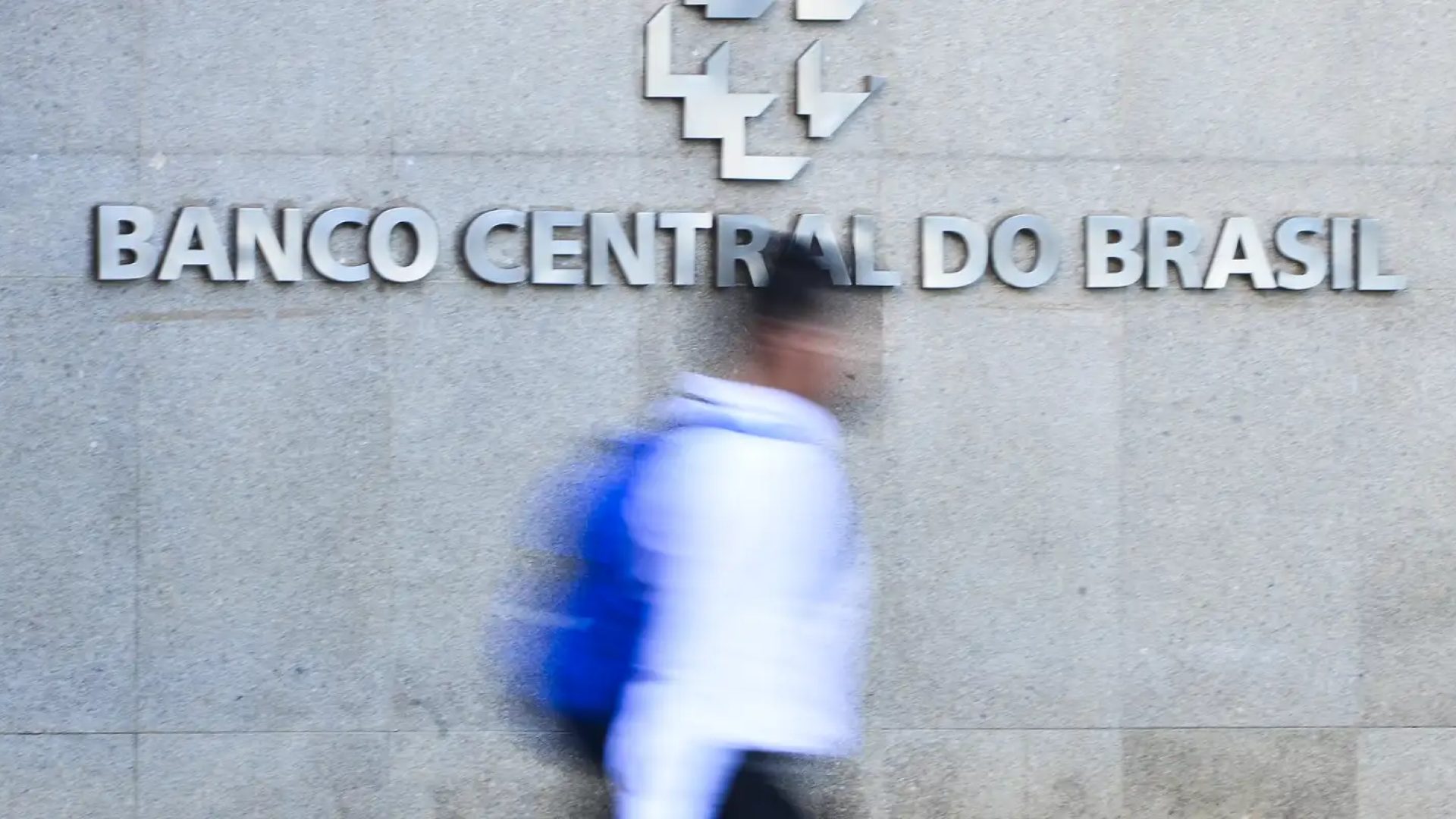 Juros das famílias seguem elevados e chegam a 64% ao ano, diz BC
