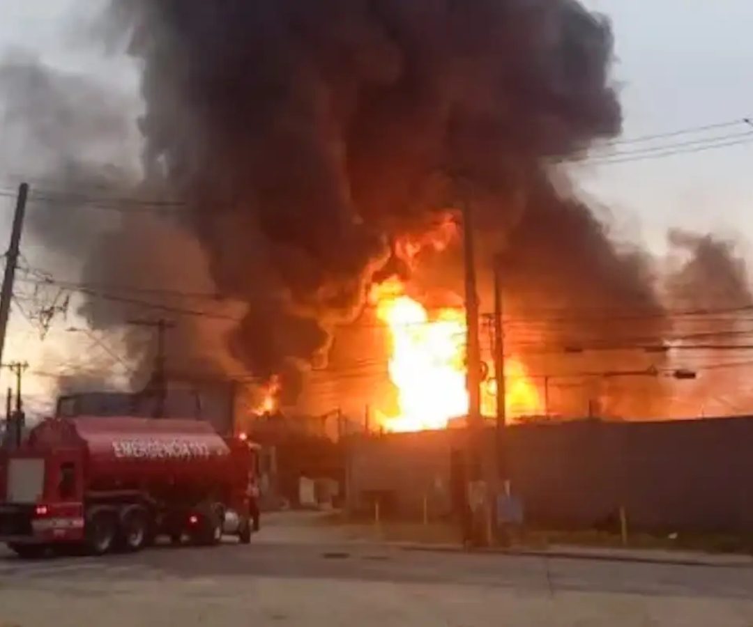 Prefeitura interdita entorno de fábrica atingida por incêndio em SP