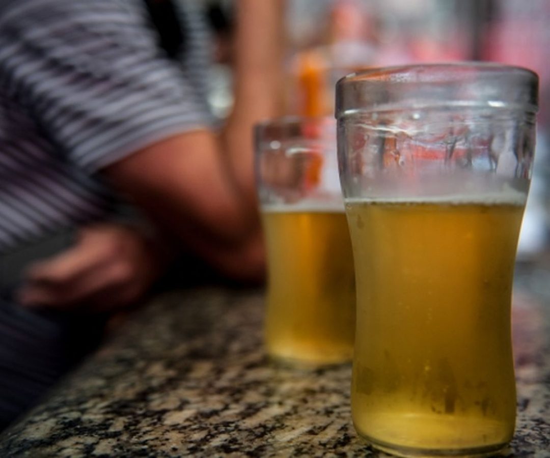 Álcool e cigarro podem causar cegueira, alertam especialistas