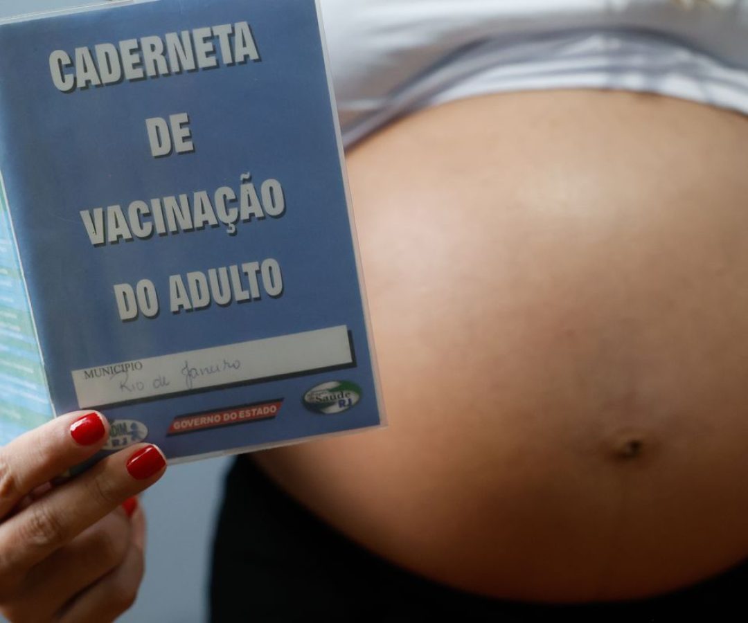 Resistência às vacinas contra gripe e covid coloca gestantes em risco