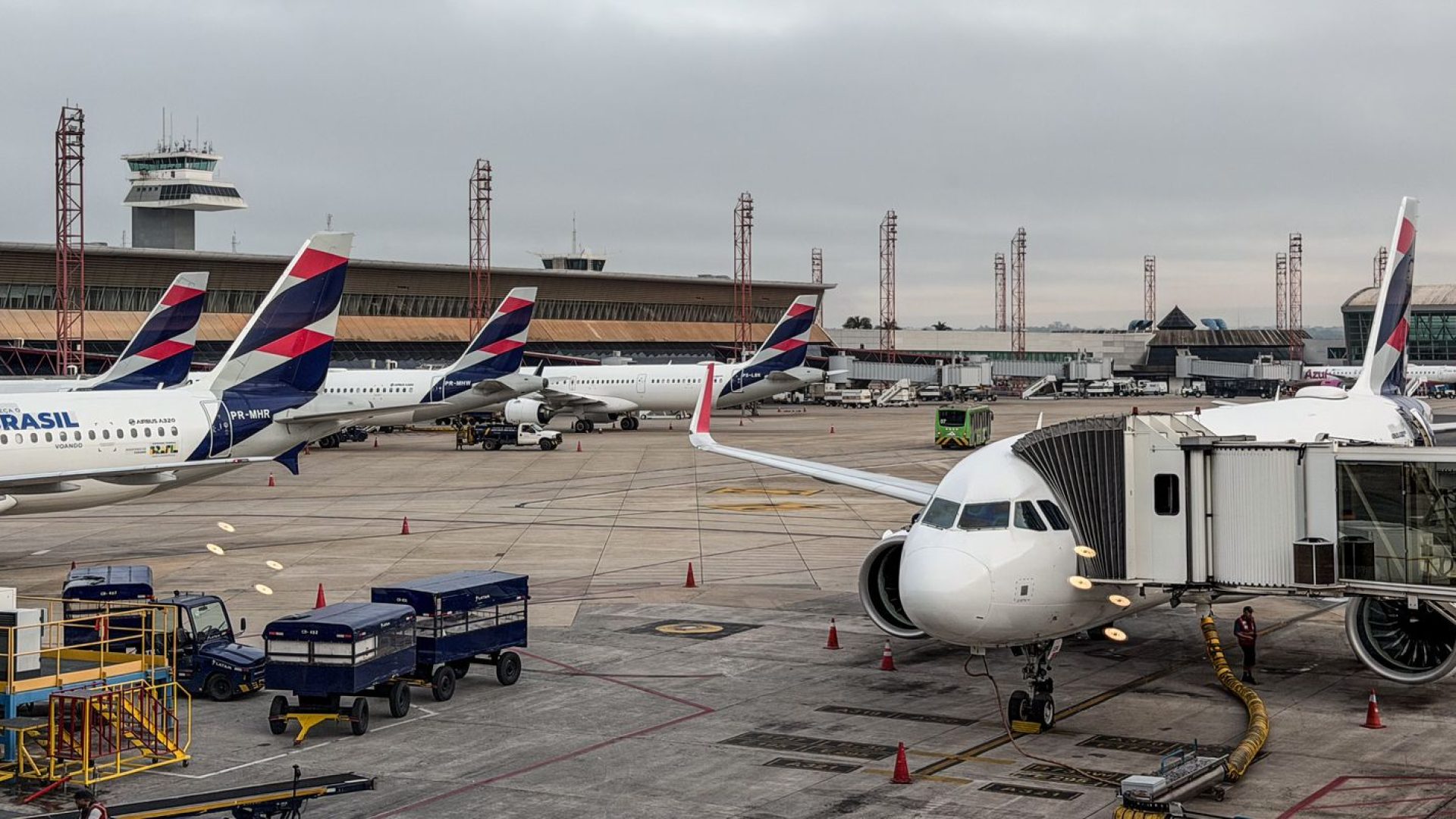Anvisa atualiza regras de segurança sanitária para aviões e aeroportos