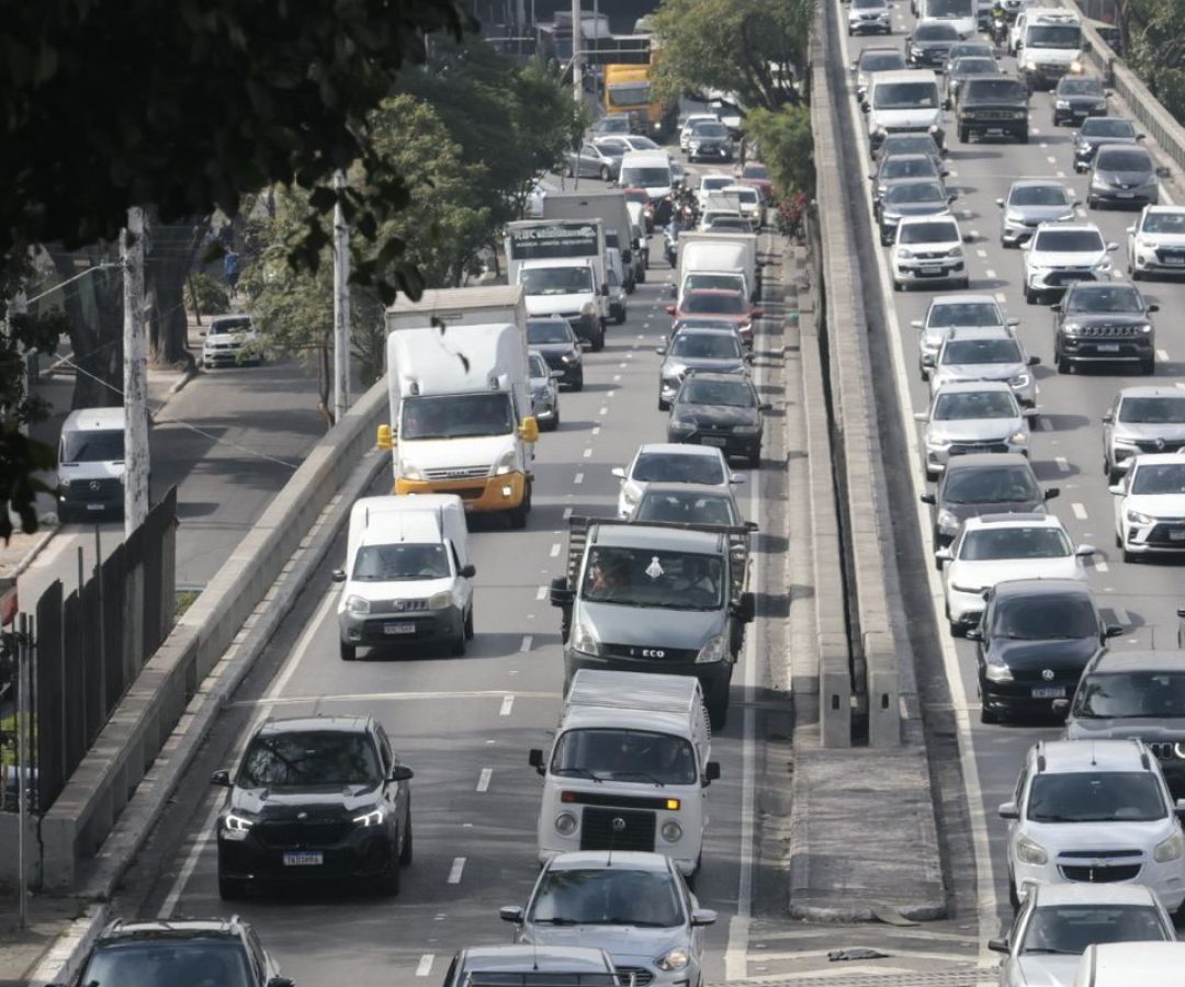 Paralisação de trens causa congestionamento nas ruas de SP