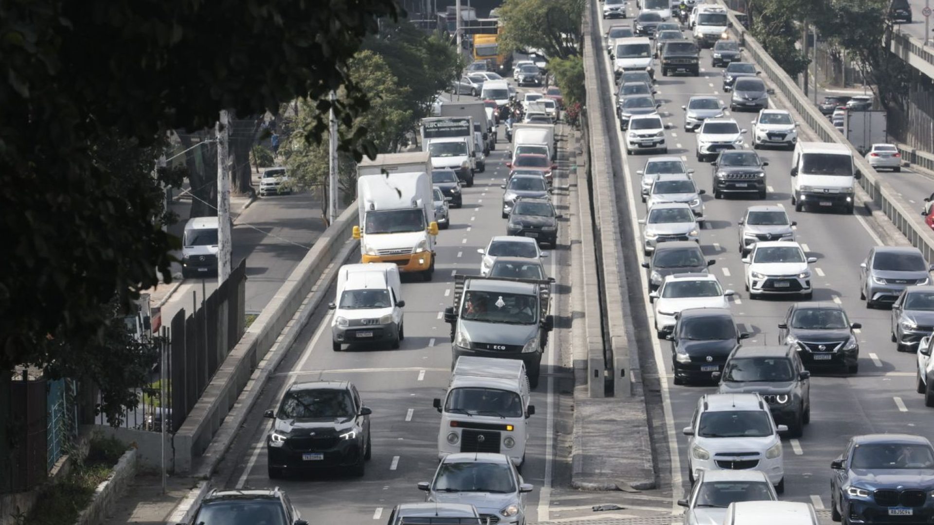 Paralisação de trens causa congestionamento nas ruas de SP