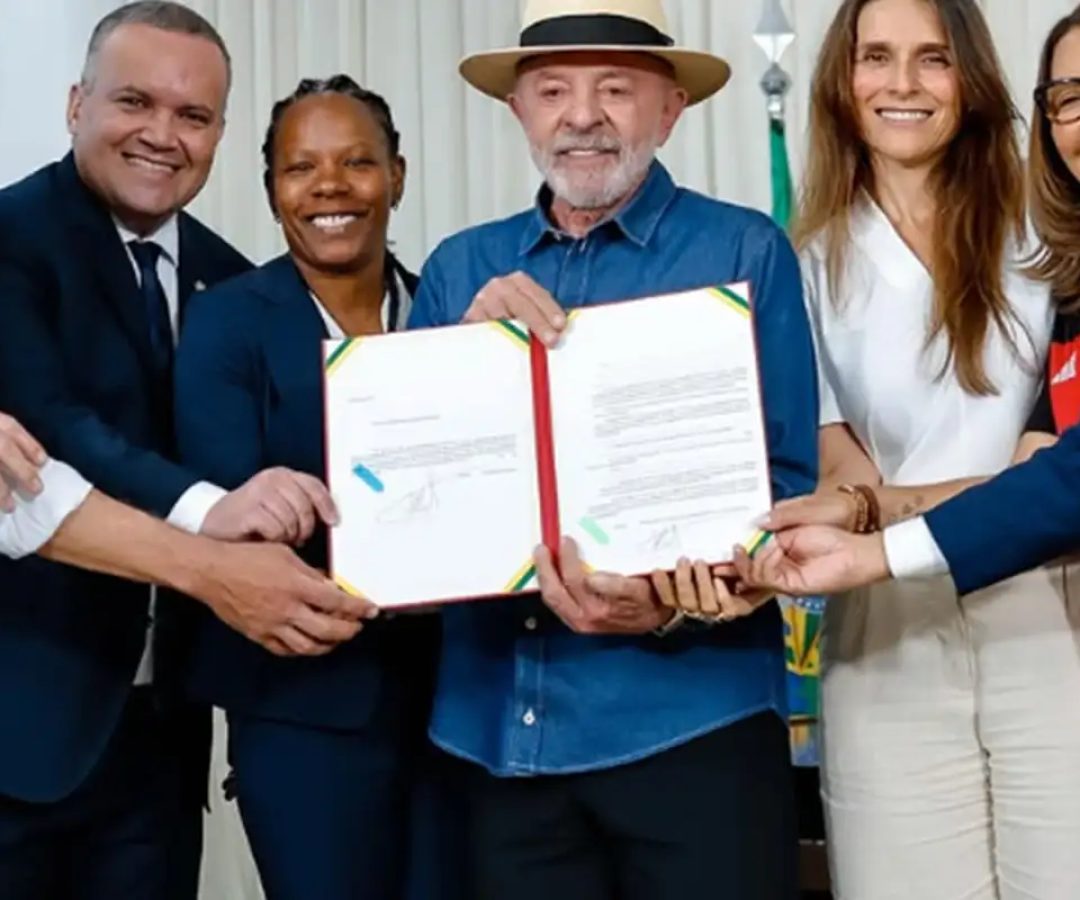 Lula sanciona lei de incentivo ao desenvolvimento do futebol feminino