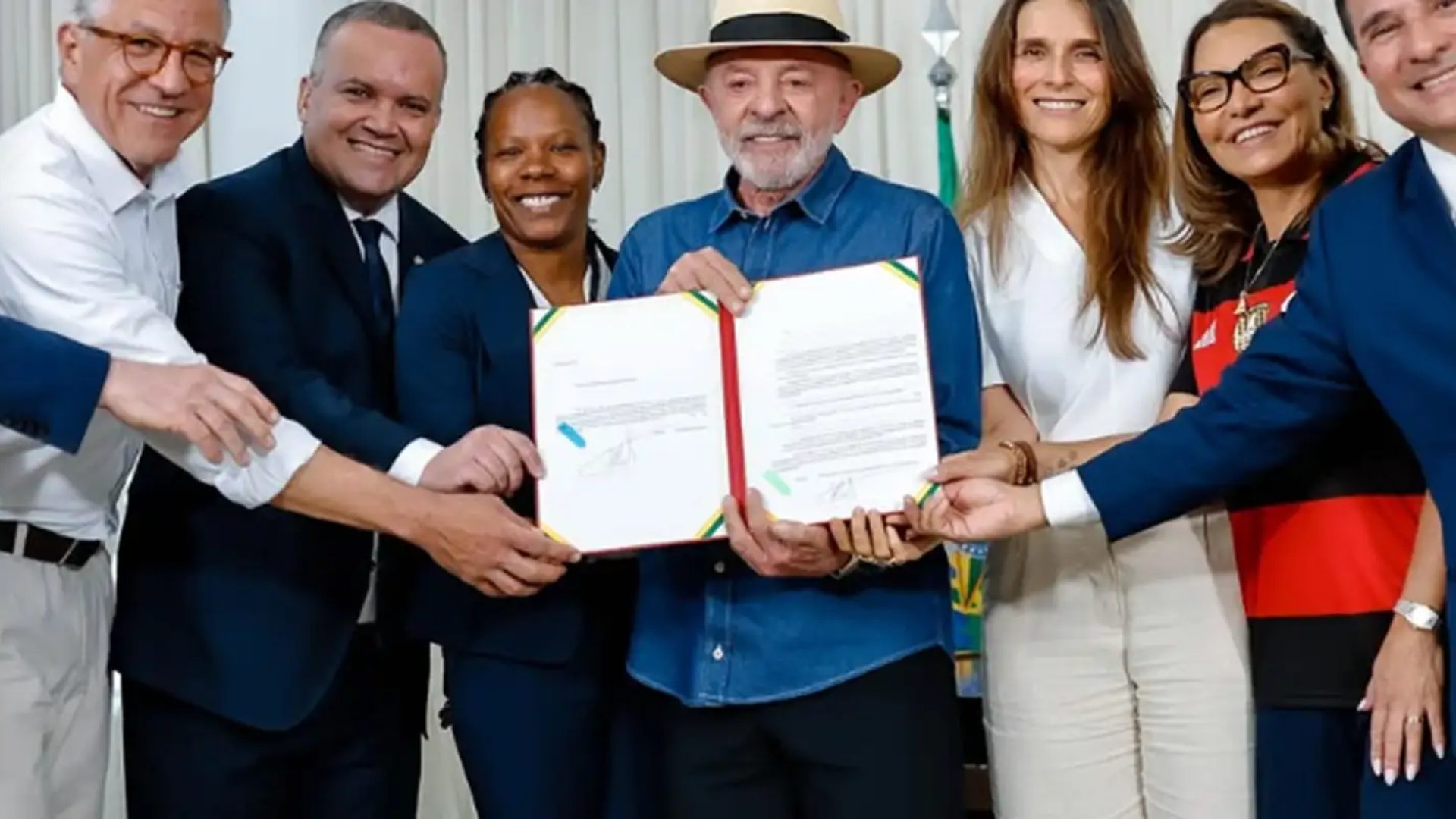 Lula sanciona lei de incentivo ao desenvolvimento do futebol feminino