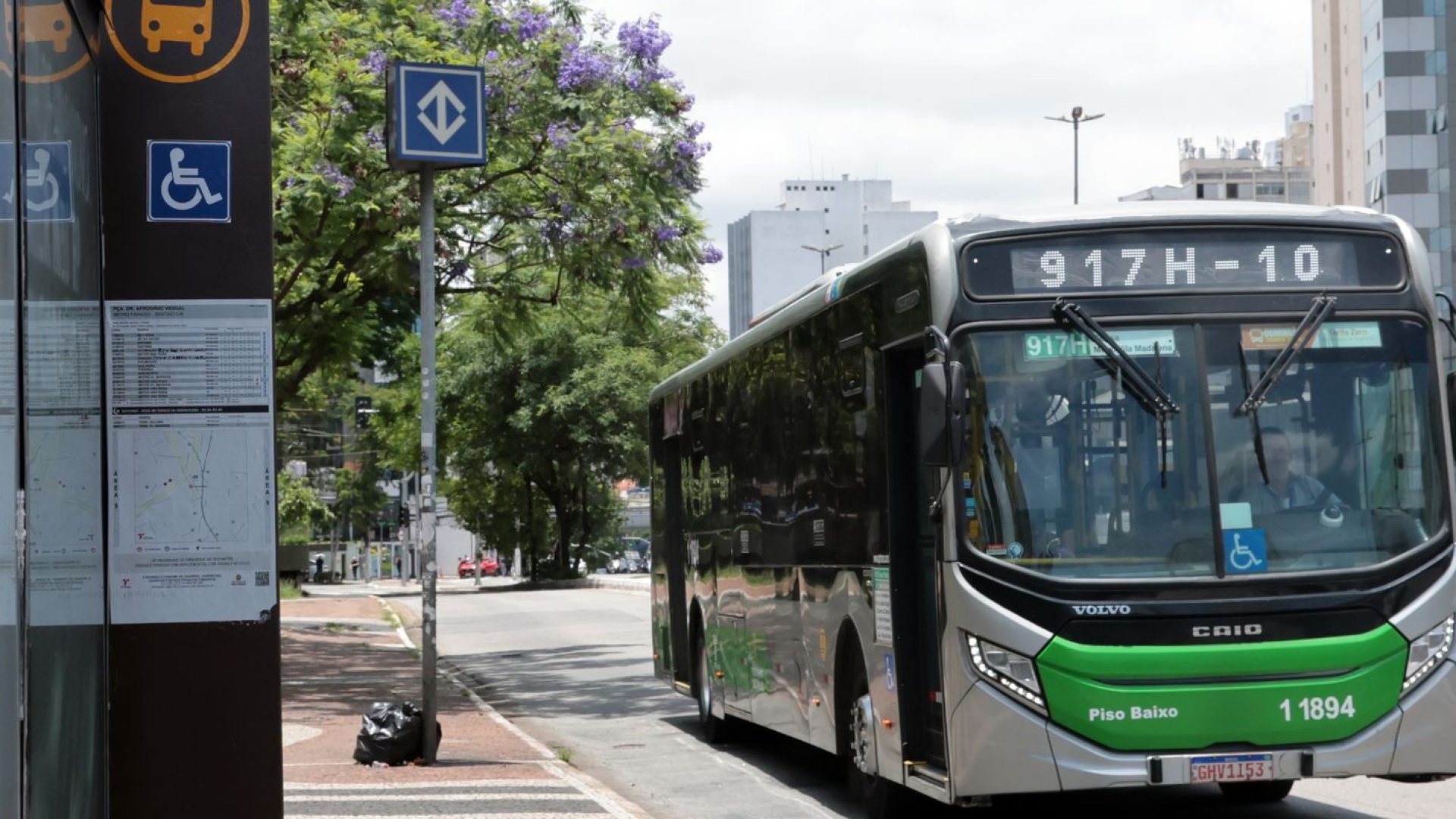 Setor de serviços fica estável em junho e sobe 2% no 1º semestre