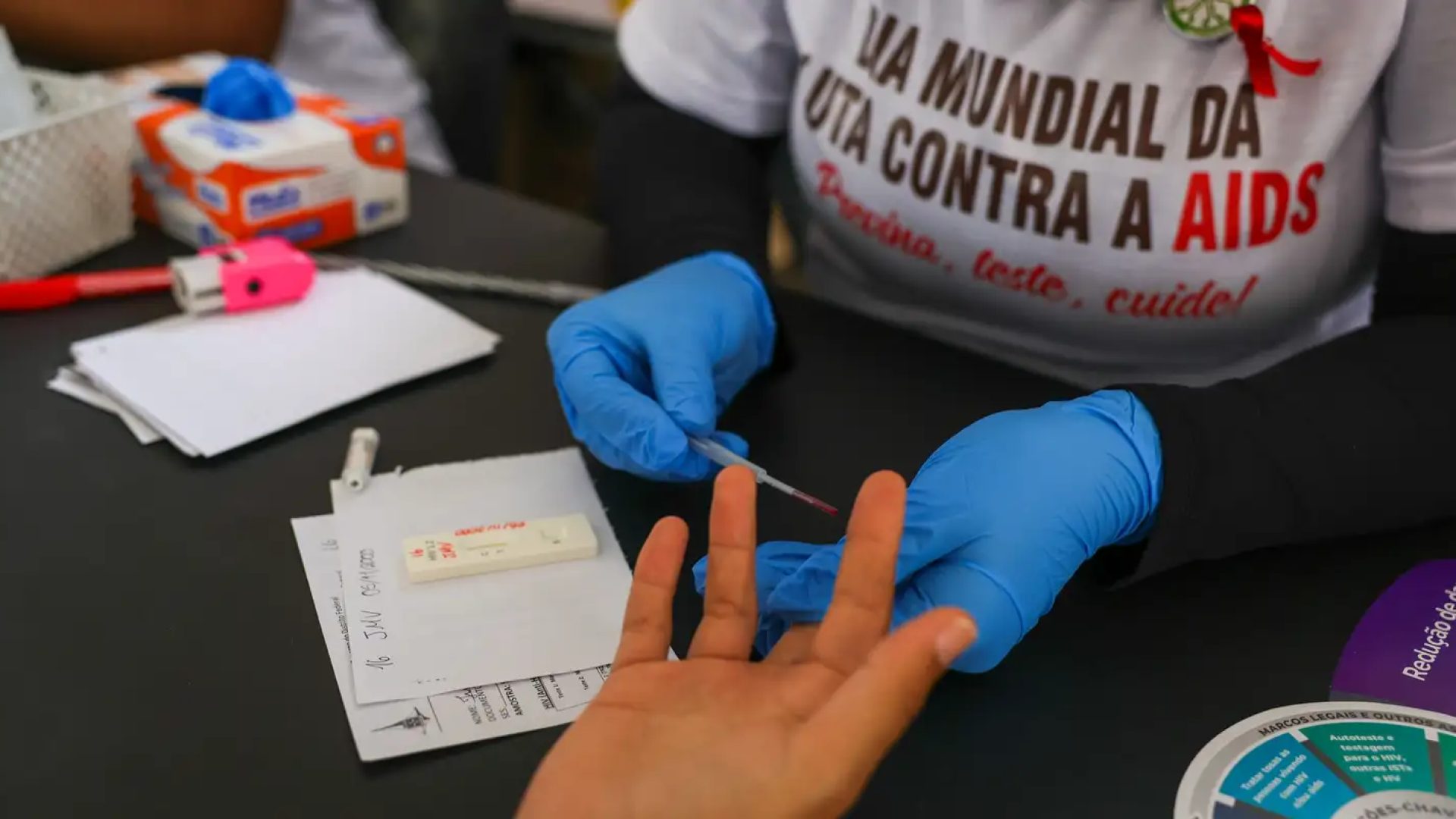 Desinformação sobre HIV dificulta tratamento e aumenta preconceito