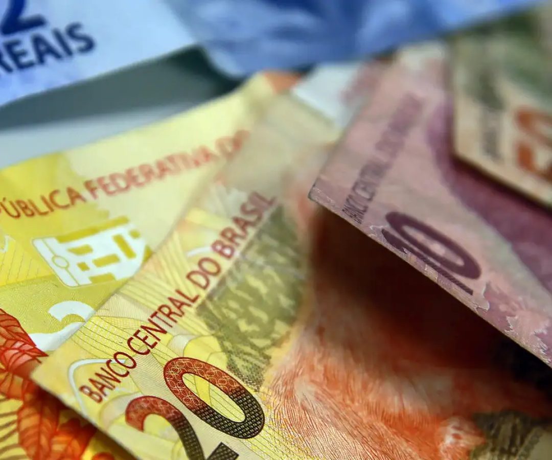 Juros para famílias sobem em agosto e inadimplência chega a 6%