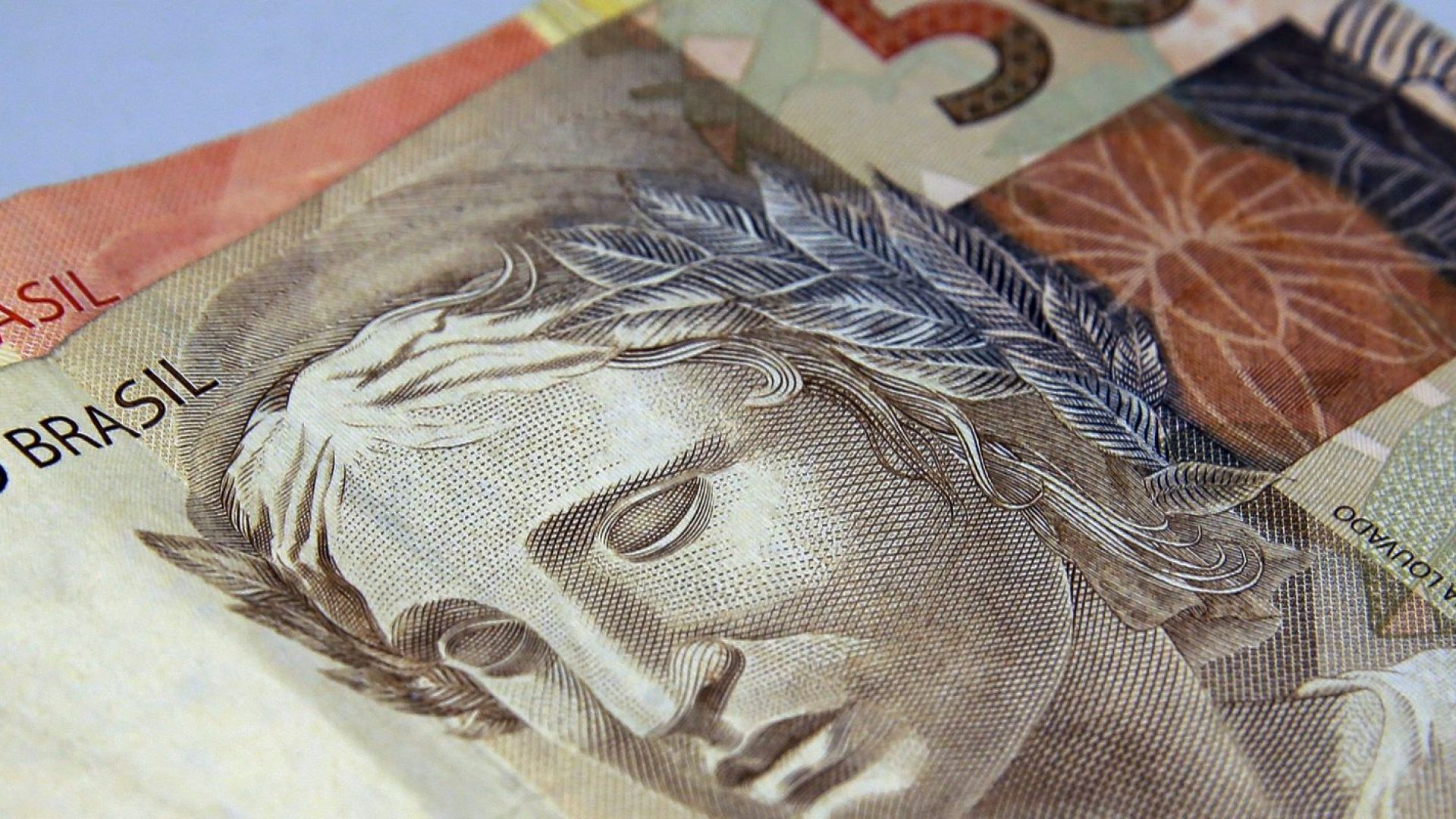 Brasileiros retiram R$ 10,5 bilhões da poupança em agosto