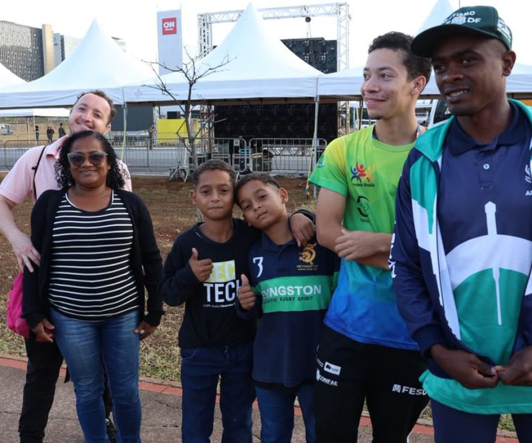 Público madruga para assistir ao desfile na Esplanada dos Ministérios
